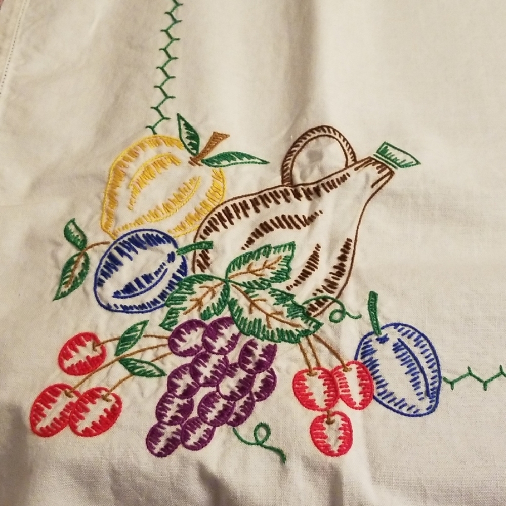 Small Fruit embroidered tablecloth - Picture 2 of 6